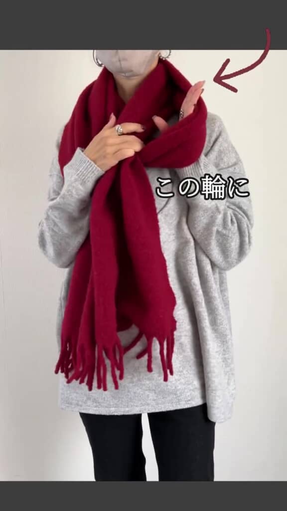 左側の輪っかに右側のマフラーを通して