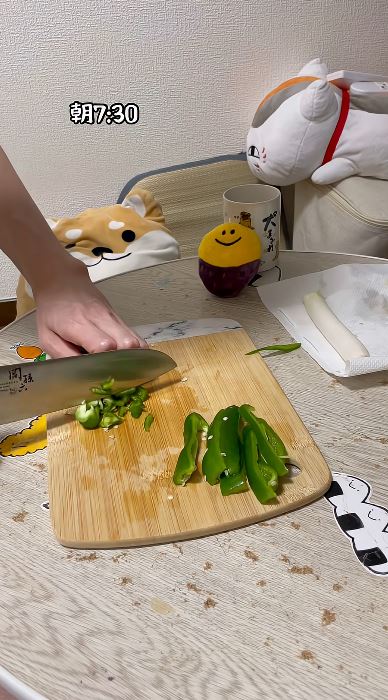 ピーマンを切る様子