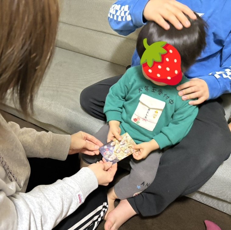 「おとし玉」袋が服についている！