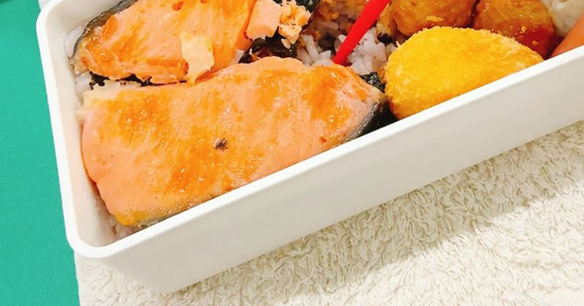 職場でお弁当を食べ始めた、次の瞬間……「うそだろ？」　“衝撃のハプニング”に「ぎゃーーー」「冷えたご飯って危険なんですね」（1/2） | ライフスタイル ねとらぼ