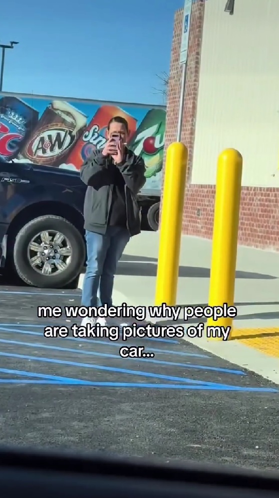 車を撮影する人