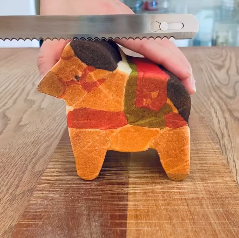 馬の形のパンをカットすると……？