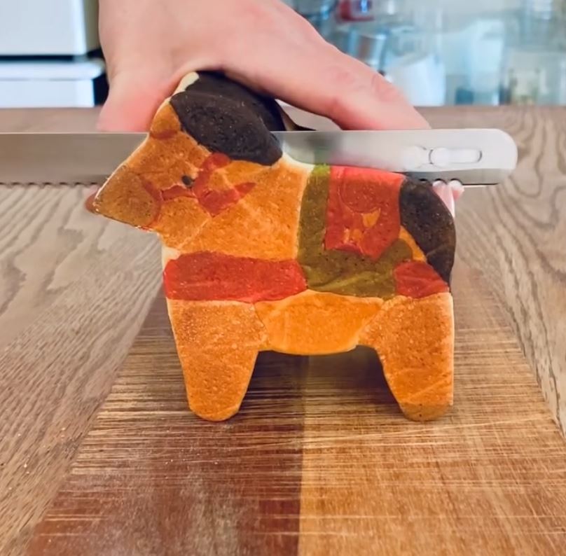 電動ナイフが小刻みにカットしていく様子