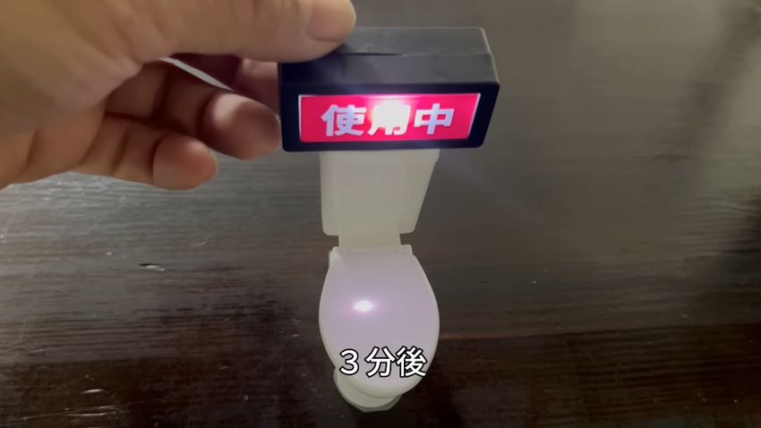 トイレのフタを閉じ、使用中のランプを点灯させて3分間クエン酸で洗う様子