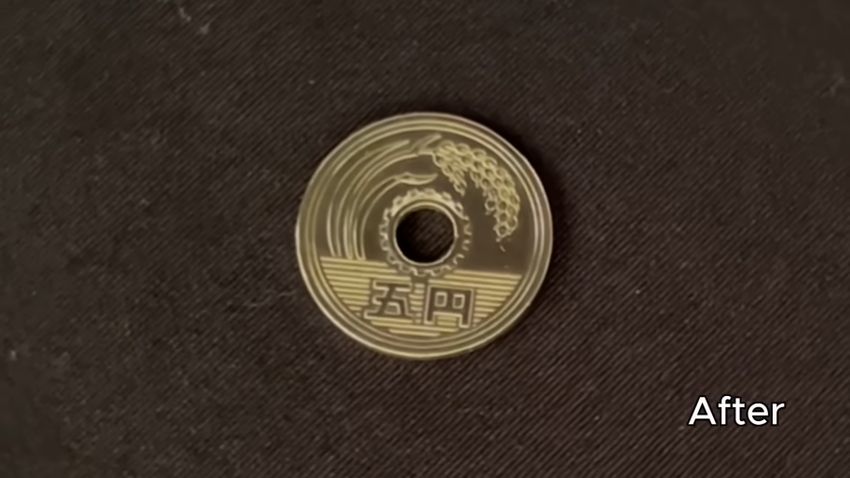 ピカピカに輝いている洗浄後の5円玉