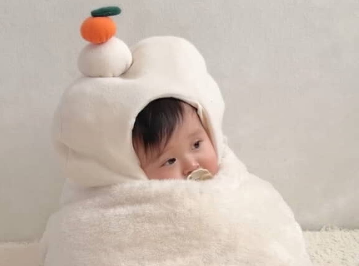 赤ちゃんに鏡餅を着せて年賀状用の撮影をしていたら……　とんでもない光景が715万再生「ちょっとこれは反則」「くわぁぁぁー！！」（1/3） | 育児 ねとらぼ