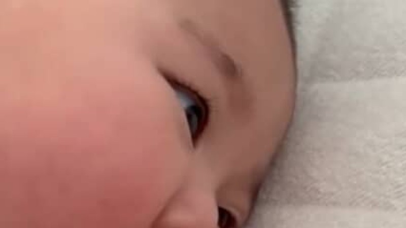 5カ月赤ちゃんと寝ていたママ、ひじに違和感→確認したら……「ヴァ……ッ！」　目が覚める光景に「ジワジワくる笑」「その場所ゆずって？」（1/2） | 育児 ねとらぼ