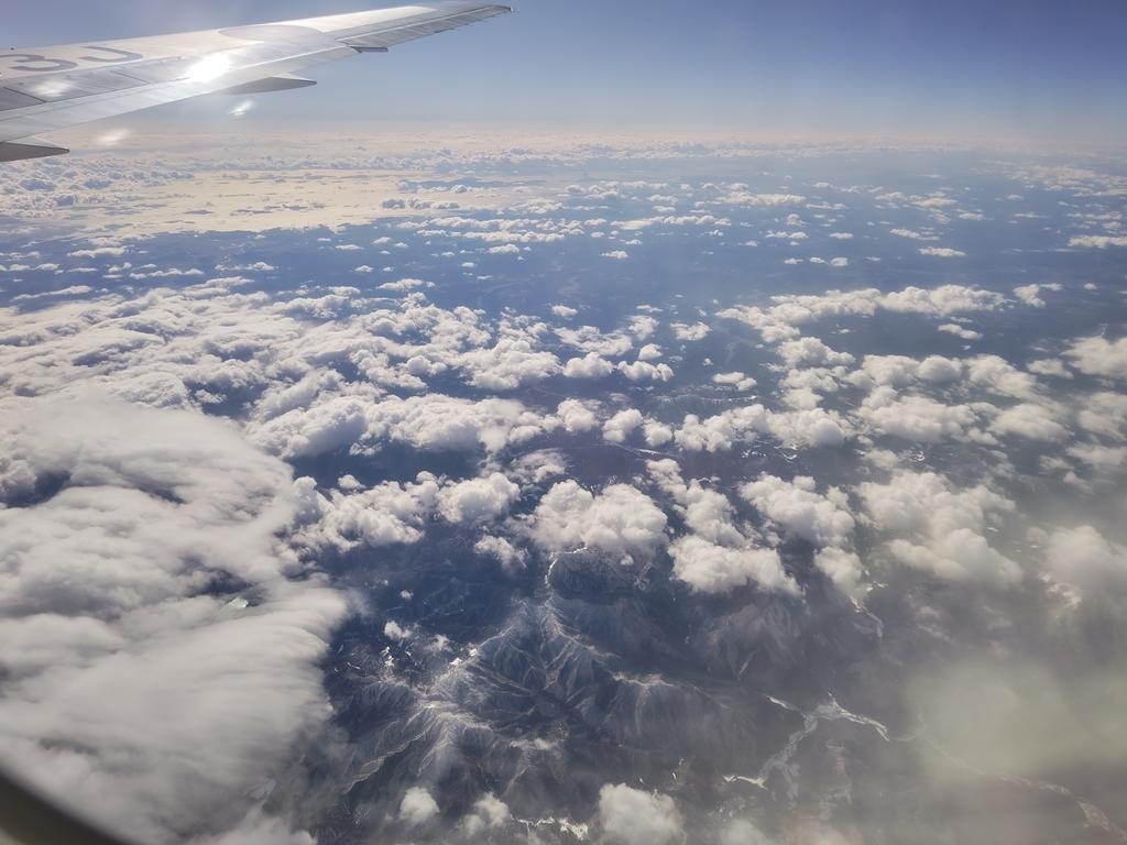 出雲には着陸せず羽田へ引き返す航空機の窓から撮った写真