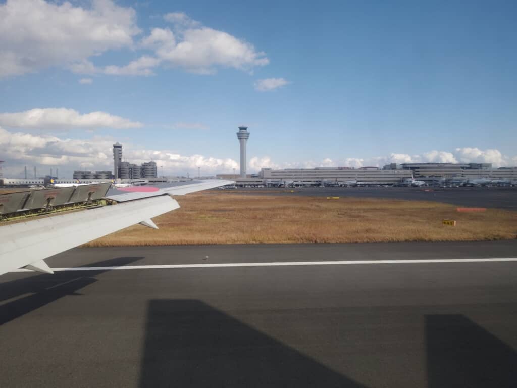 羽田空港に着陸した際の航空機の窓から撮った写真