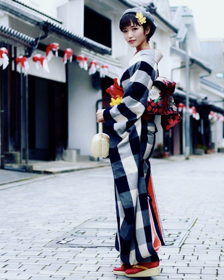 ベレー帽やつまみ細工も似合っています