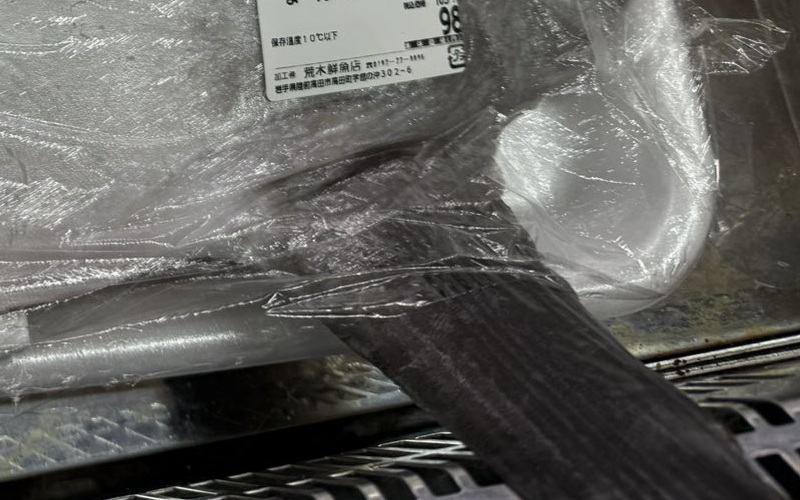 98円の値札シールが貼られている魚