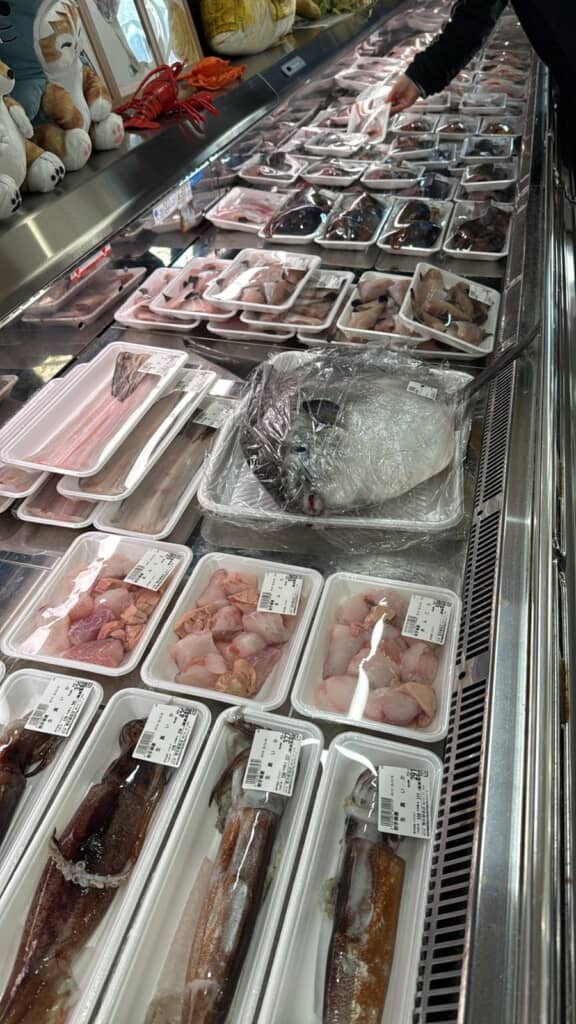 他の商品と一緒に陳列されているマンボウ