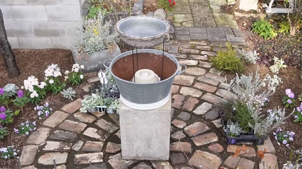 2段の鉢にシルバーリーフを植えていきます