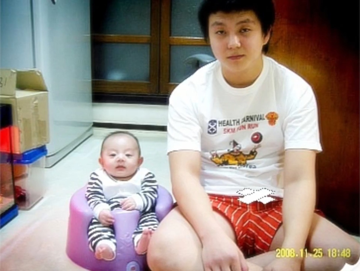 並んで座るパパと赤ちゃん→17年後……「ちょっと待って」　同じ構図＆ポーズで再現した“現在の姿”に「マジでびっくり」【海外】（1/2） | ライフスタイル ねとらぼ