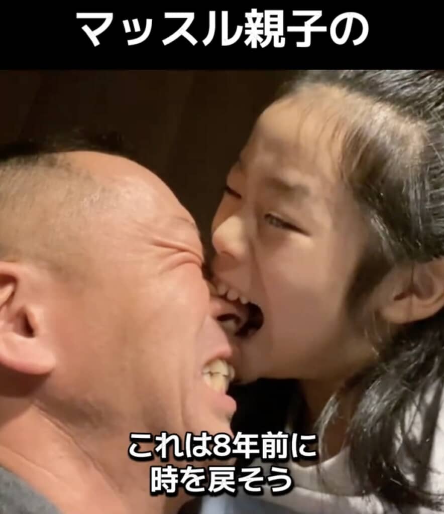 成長し、再びパパの鼻に噛みつきました。歯が生えたのでパパもちょっと痛そう（8年前）