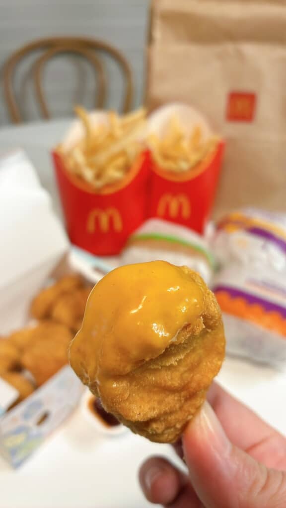 マスタードをたっぷりつけたチキンナゲット