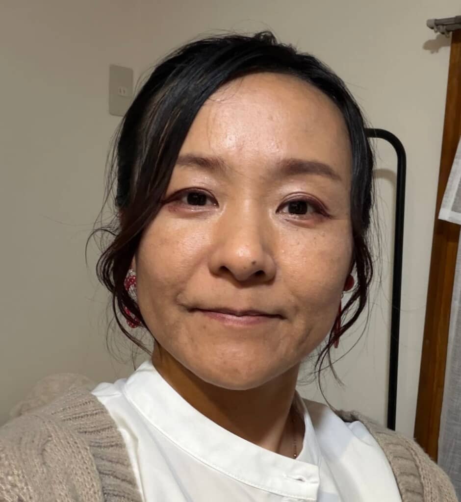 眉毛とか軽くメイクしているだけのaoさんですが……