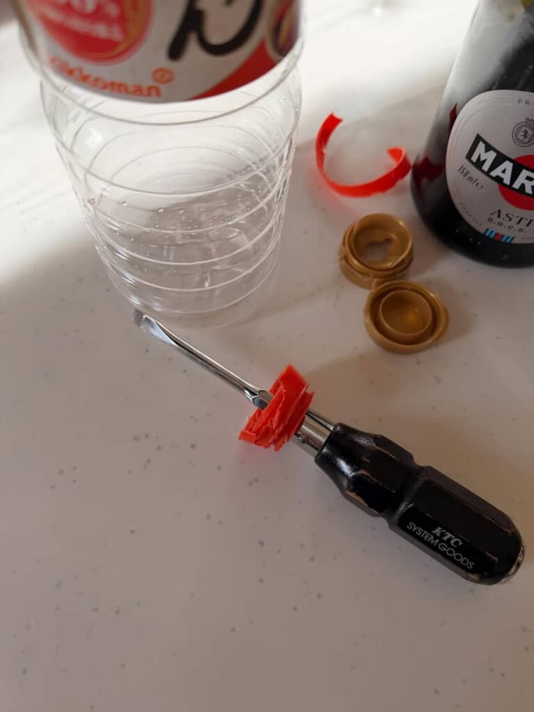 マイナスドライバーではずせました