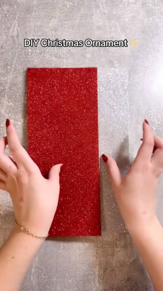 ラメが入った赤と白の紙を使います