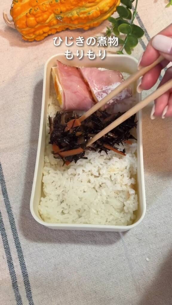 おかずを盛り付けます