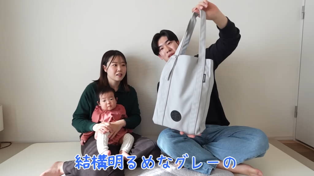 ロゴプレート付きのトートバッグ。中にはボトルを立ててしまえるポケット付き