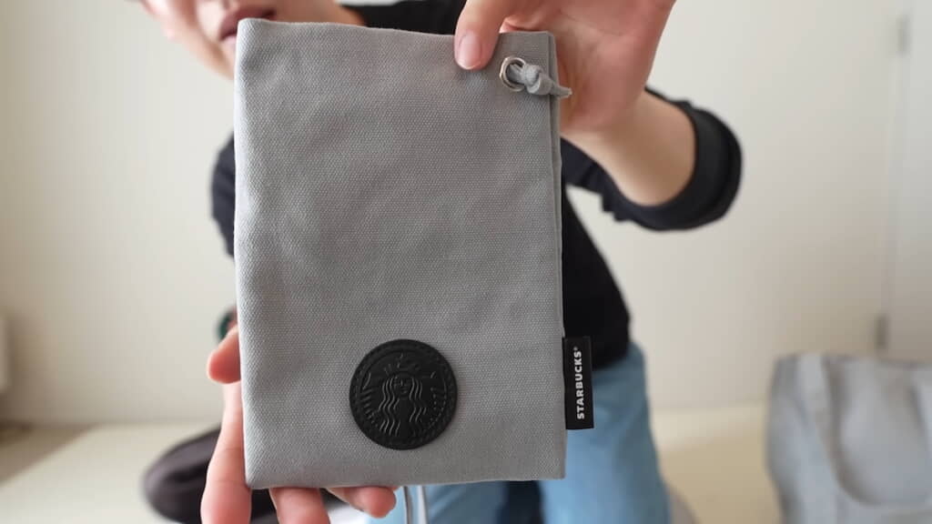 サコッシュやトートバッグにはブランドロゴのプレートが