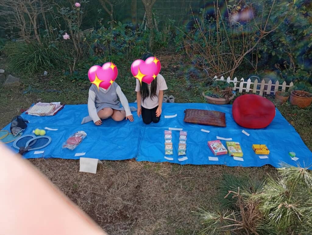 商品がきれいに並べられている露店のような佇まい