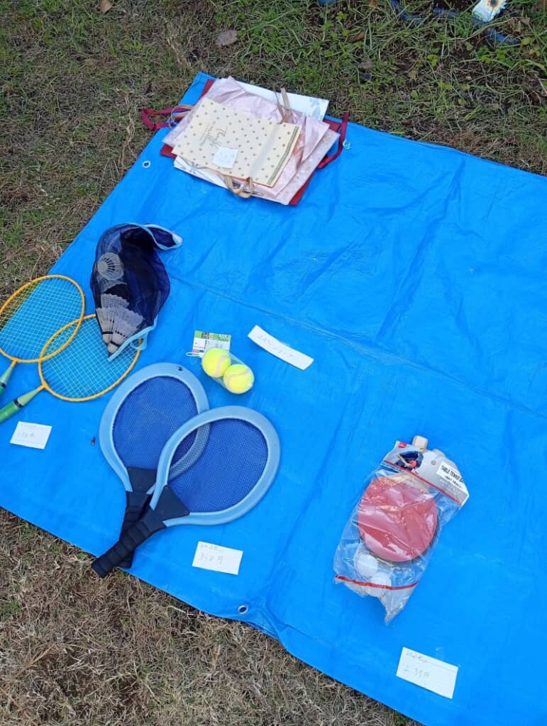 バドミントンやスカッシュ、卓球のラケットも商品として並べられています