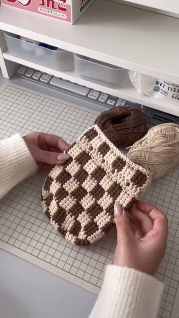 縁もきれいに編んで……