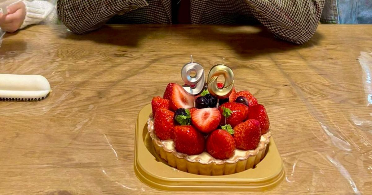 卒寿の記念撮影、ひ孫たちに「かわいい顔して」とお願いすると……　まさかの光景に「おじいちゃーーーーーーん！」「幸せだね（笑）」（1/3） | ライフスタイル ねとらぼ