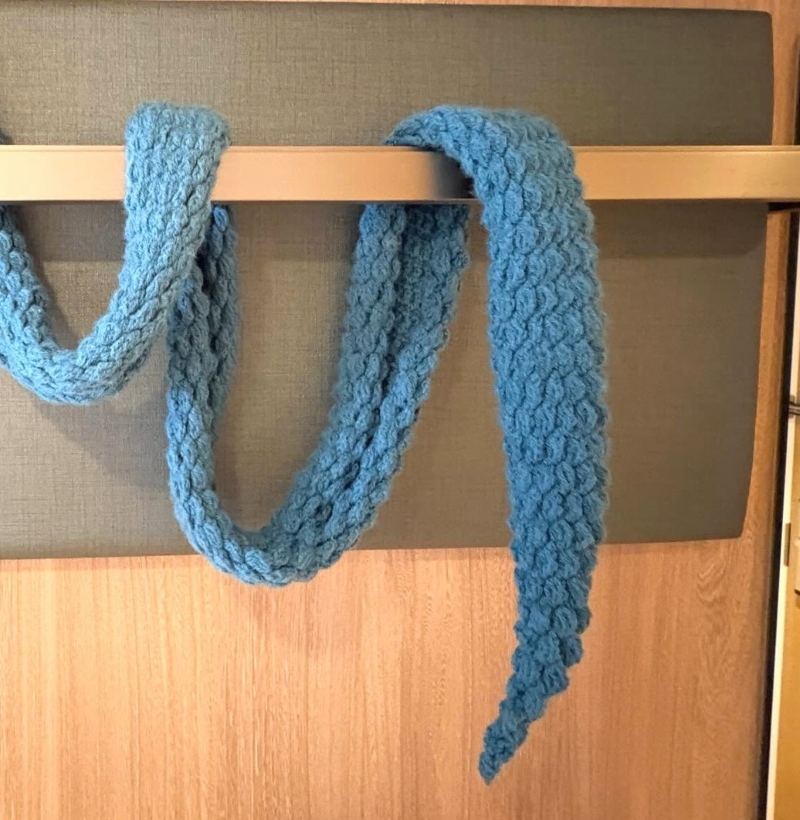 青い暖かそうなマフラーですが……