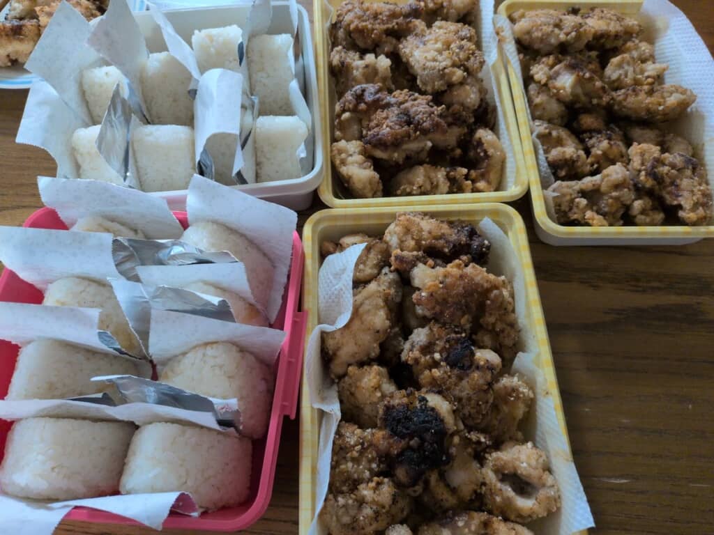 5合分のおにぎりと2キロの唐揚げ！
