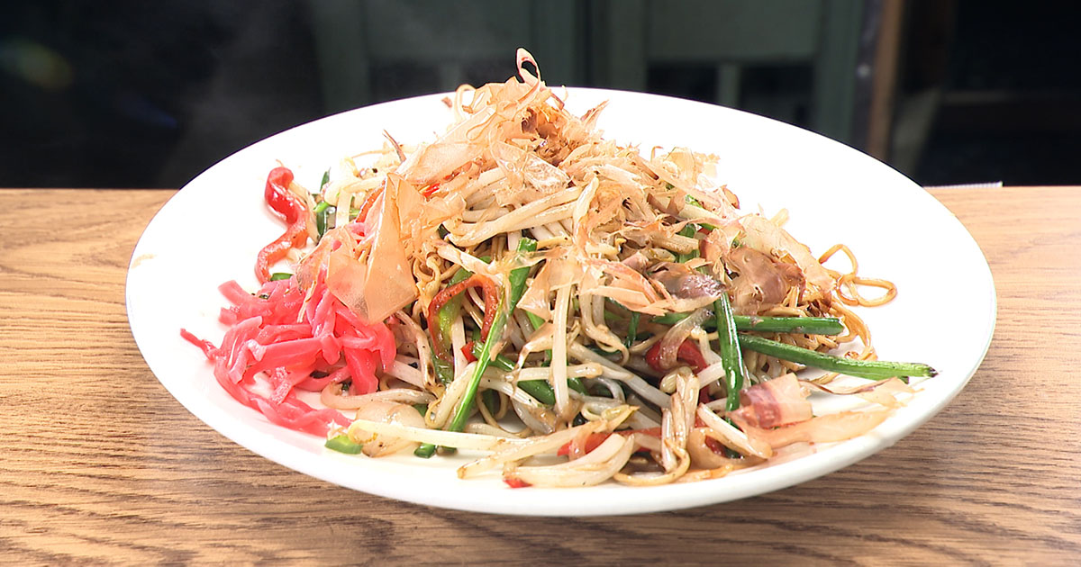 【オモウマい店】福岡・天神の老舗屋台　「無限に食えてまう」焼きラーメンに爆炎餃子、チャイニーズナポリタンも　ワイルド店主が豪快調理（1/3） | グルメ ねとらぼ