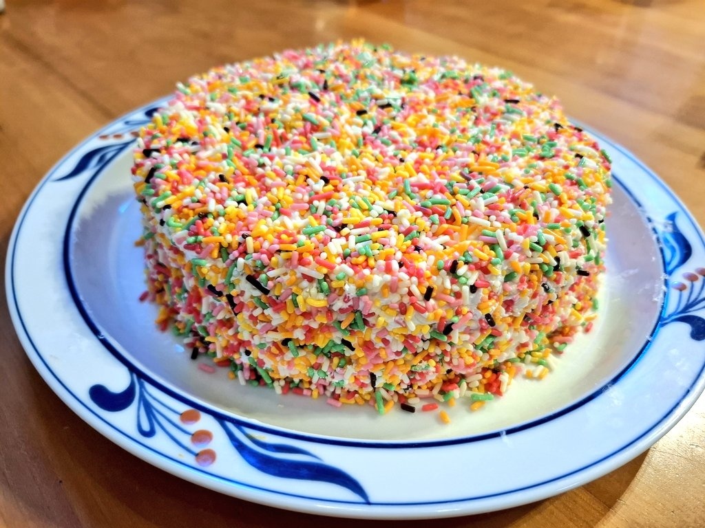 妹が毎年正月に作るカラフルスプレーケーキ！