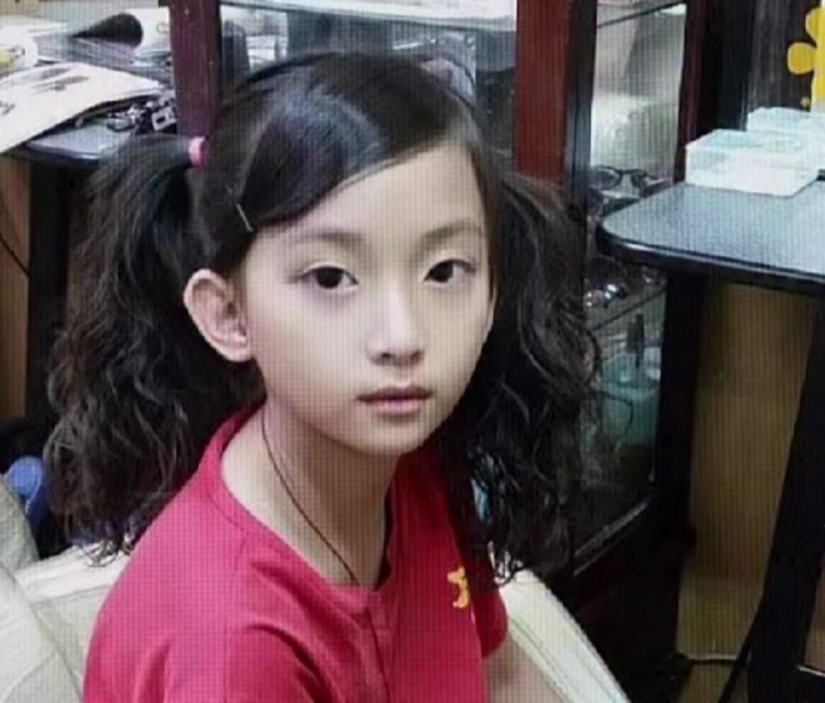 カメラをまっすぐ見つめる少女→大人になると…… 驚きの成長結果に反響「すごくきれい」「小さい頃から美形モデル」【海外】(1/3) | ライフスタイル ねとらぼ