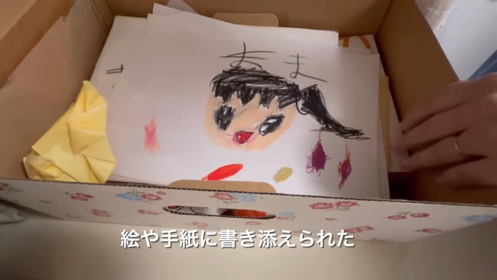 子どもたちの描いた絵や工作品のほか、ほ乳瓶やよだれかけが……