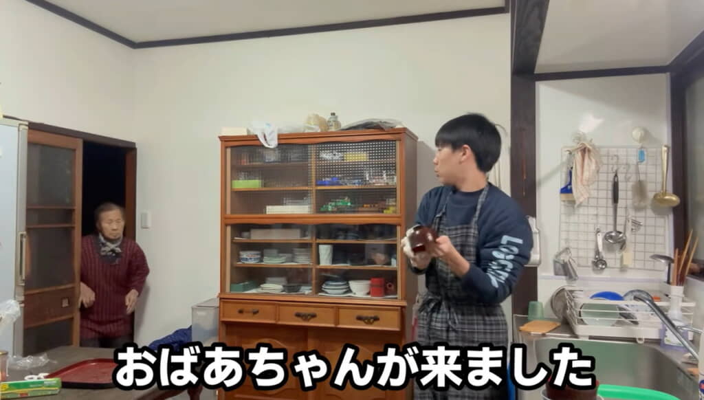 おばあちゃんが台所へ