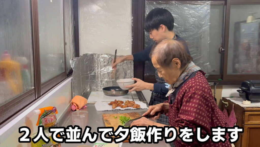 2人並んで夕食作り