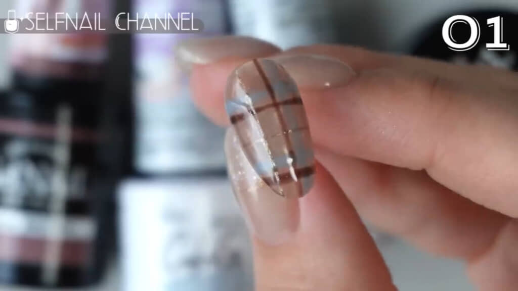 1つ目はかわいくも派手さを抑えたチェックネイル