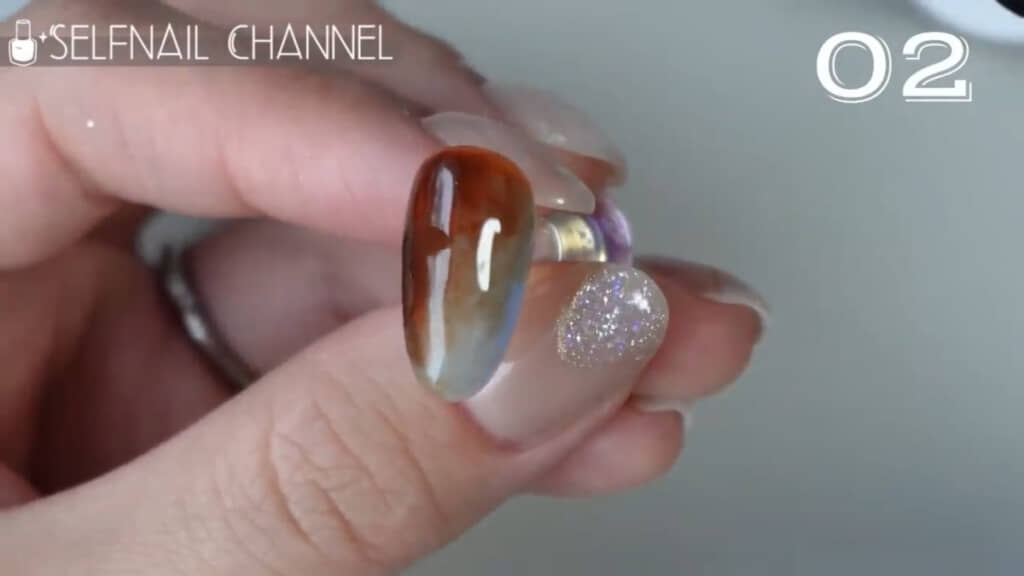 2つ目は上品な雰囲気のニュアンスネイル