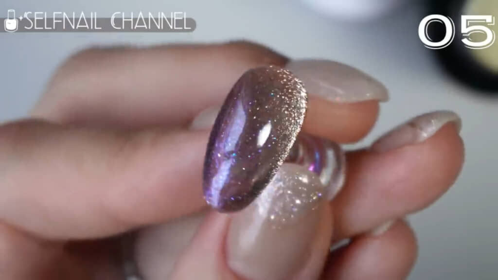 5つ目は大粒マグを使った幻想的なネイルデザイン