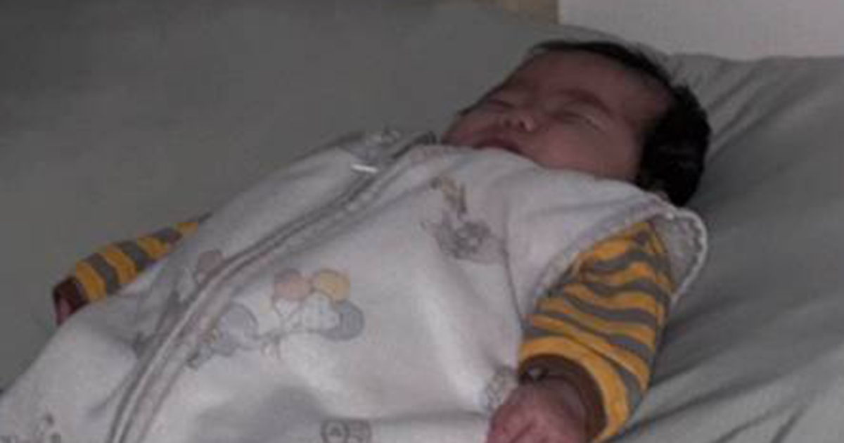 シングル＋ダブルの布団で寝る4人家族→0歳赤ちゃんは……「正解やで」　110万再生の“予想外の配置”に「尊い」「我が家と一緒ww」（1/2） | ライフスタイル ねとらぼ