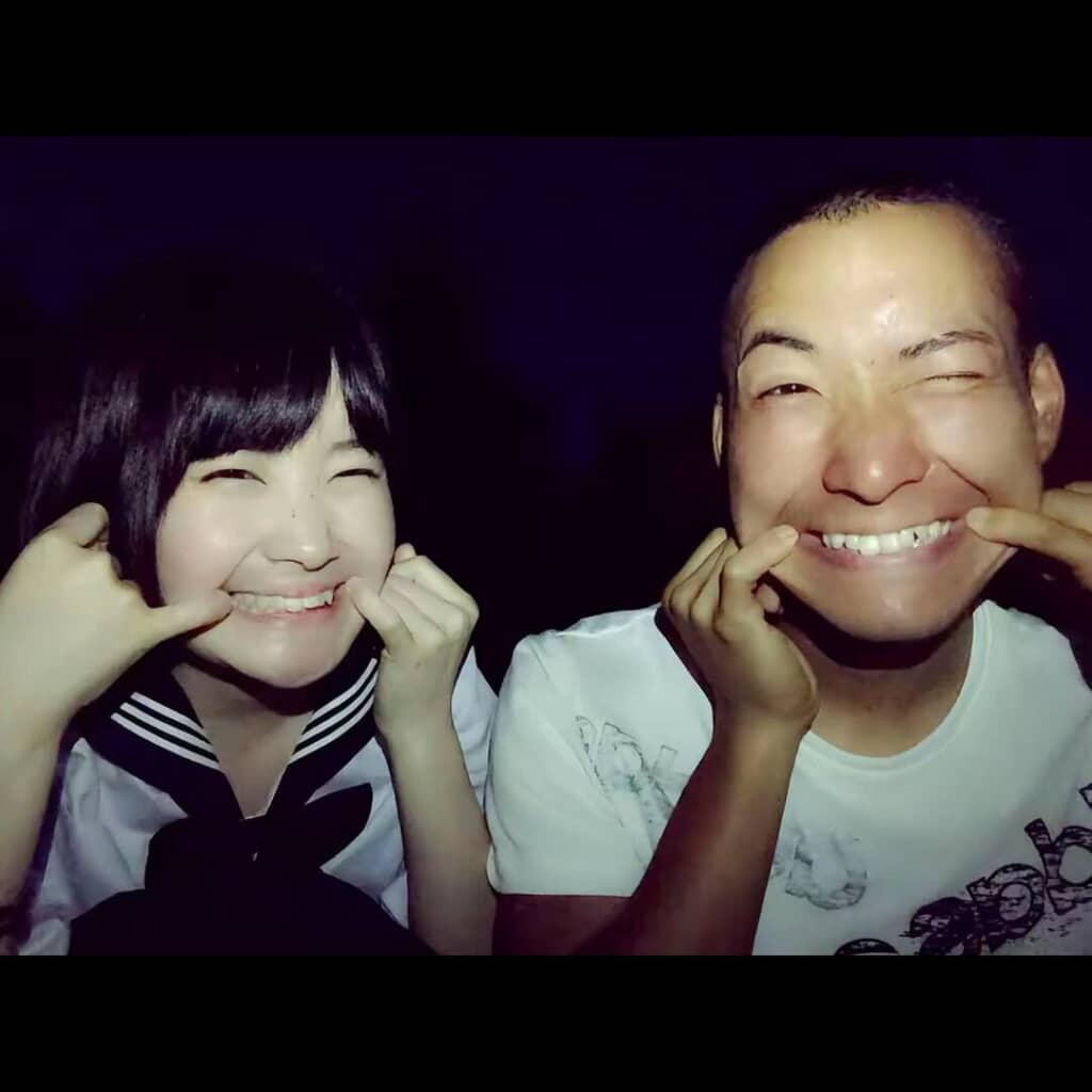 変顔を見せ合う2人