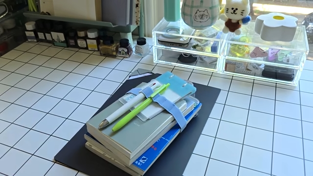 てんさんが愛用している文房具やテキストを重ねてゴムバンドで留めている