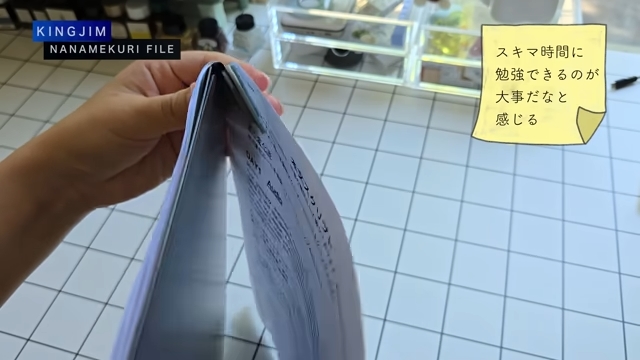 紙を挟む三角のパーツを後ろに折り曲げている