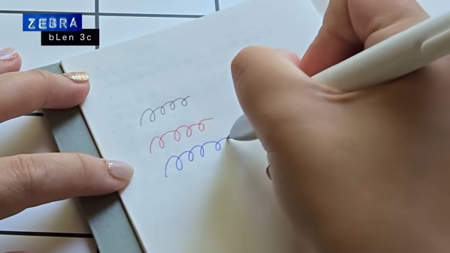3色ボールペンで線を引く