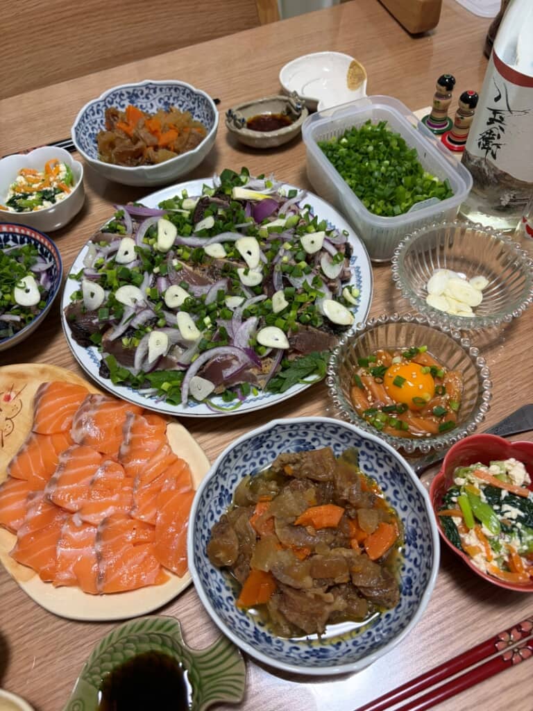 豪勢な鰹のタタキにサーモンのお刺身も