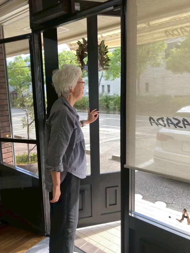 自身の店舗の入口に凛とたたずむ
