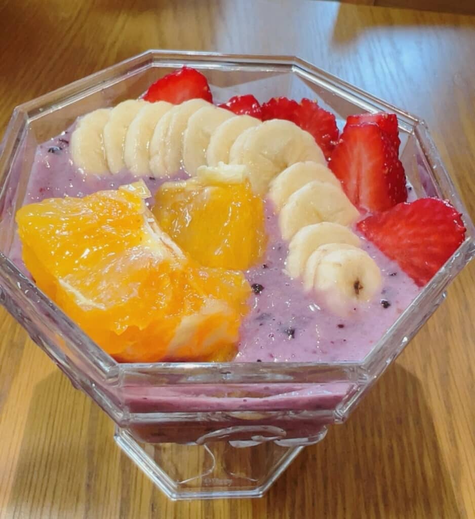 ヨーグルトで作ったアサイーボール風の朝食