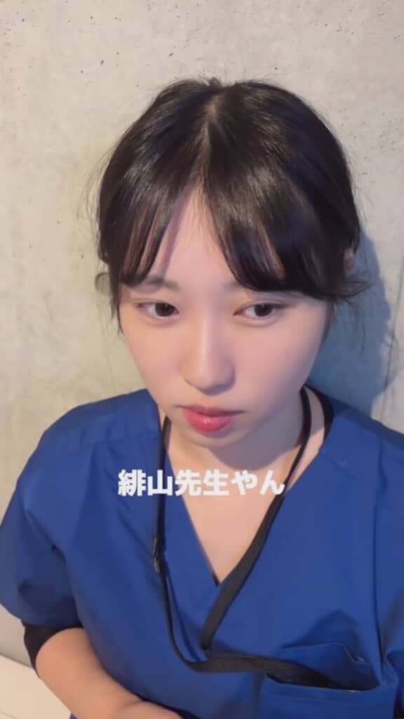 目を伏せるとさらにそっくり